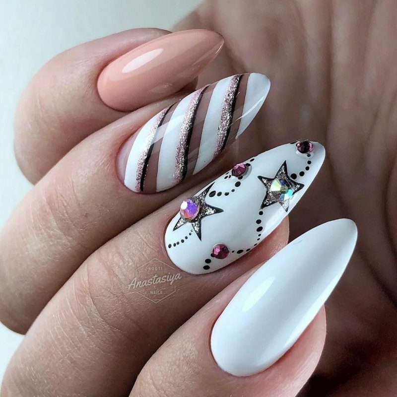 Biały noworoczny manicure