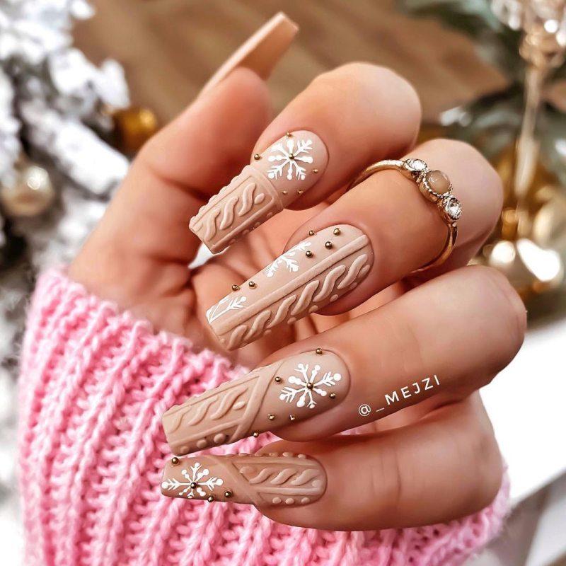 Piękny delikatny manicure noworoczny