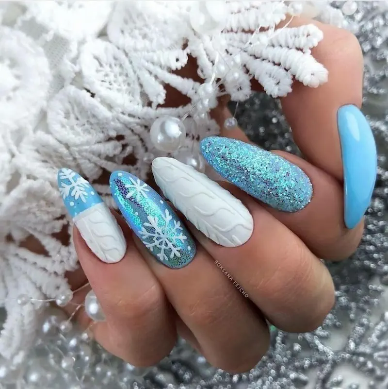 Piękny niebieski manicure noworoczny